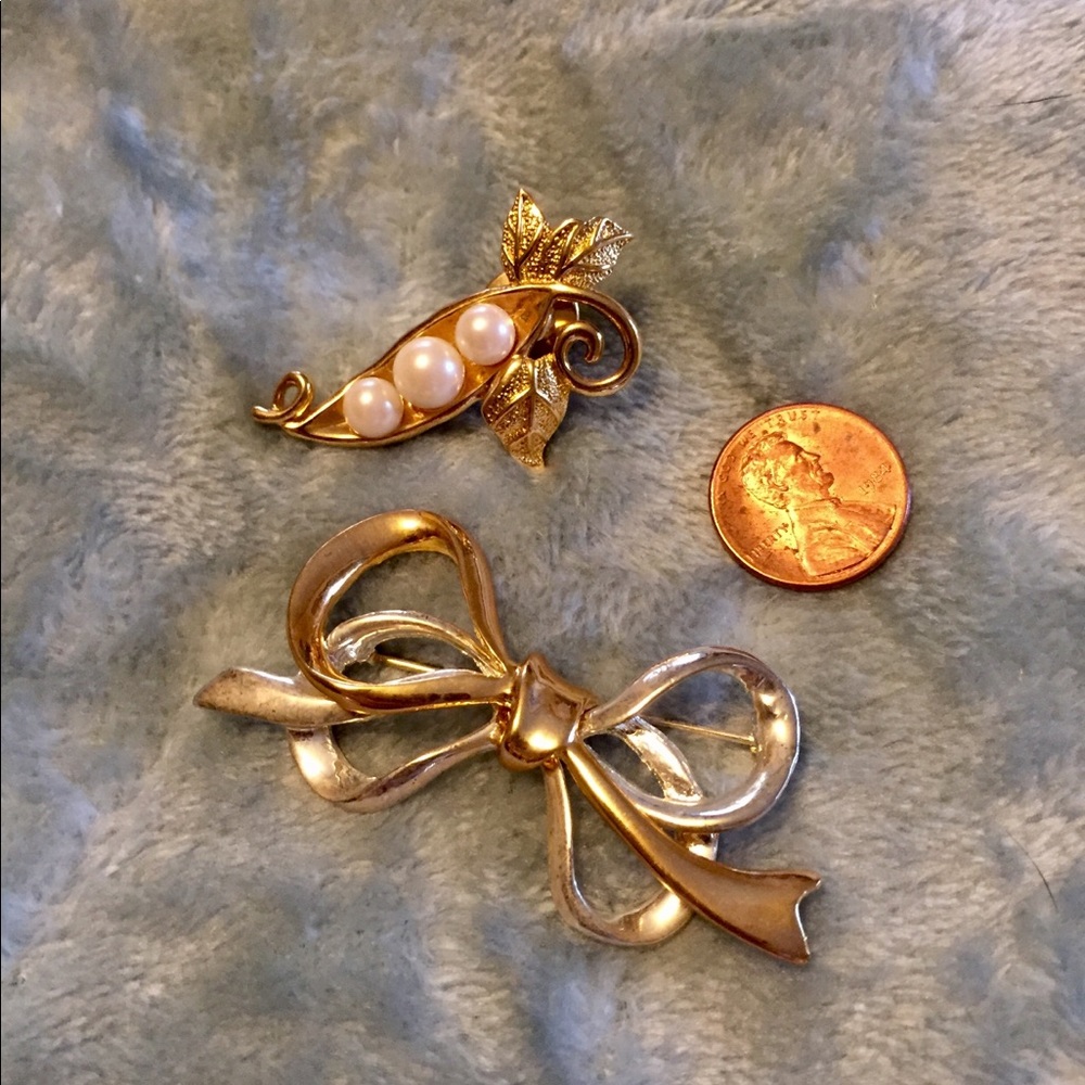 🎀 6 items $25! Bundle me! Two pretty pins.